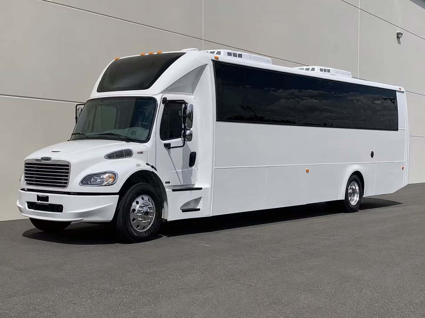 check out live music at ak chin pavilion with a party bus from queen creek